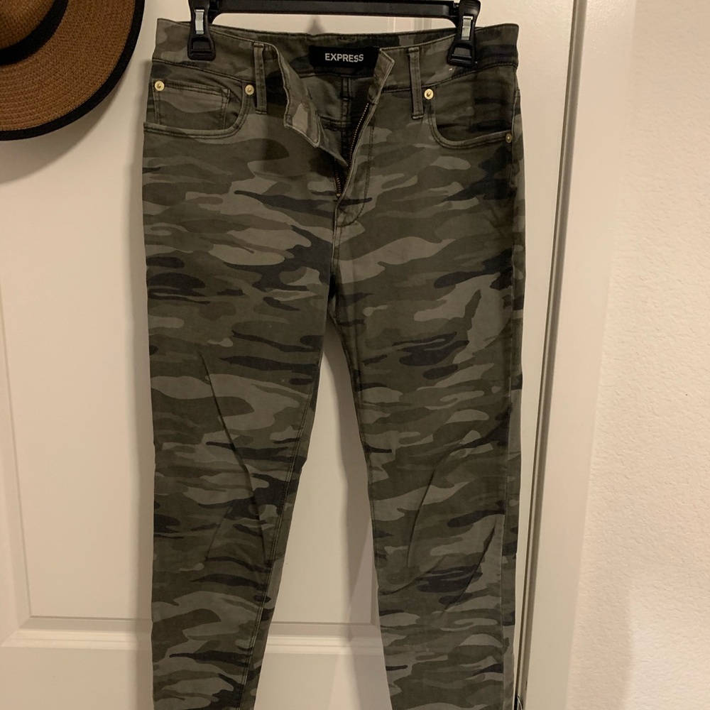 Mid rise camo pants